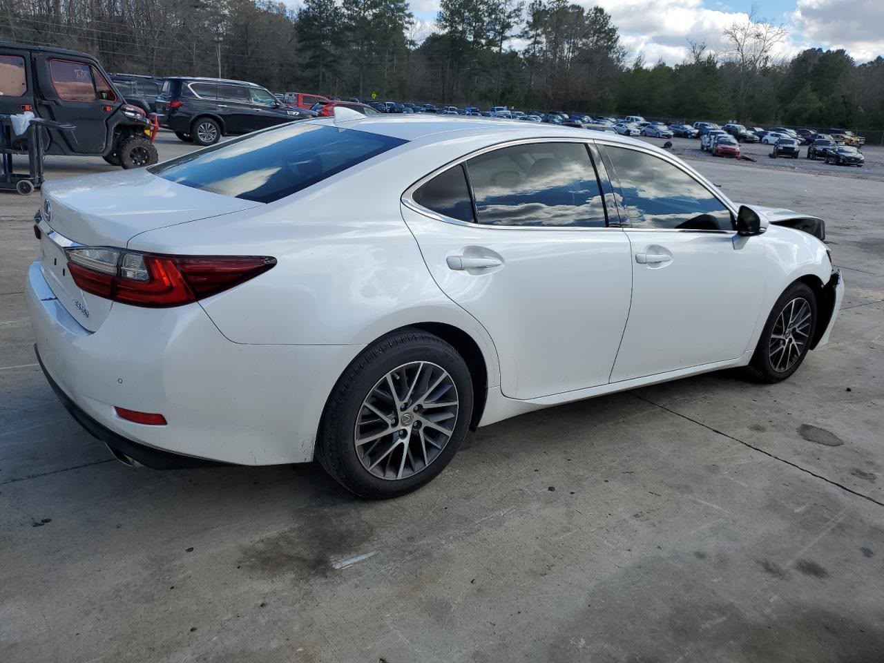 Lexus ES 350 2018 White – 3.5L V6 FWD Luxury Sedan | VIN: 58ABK1GG6JU082827