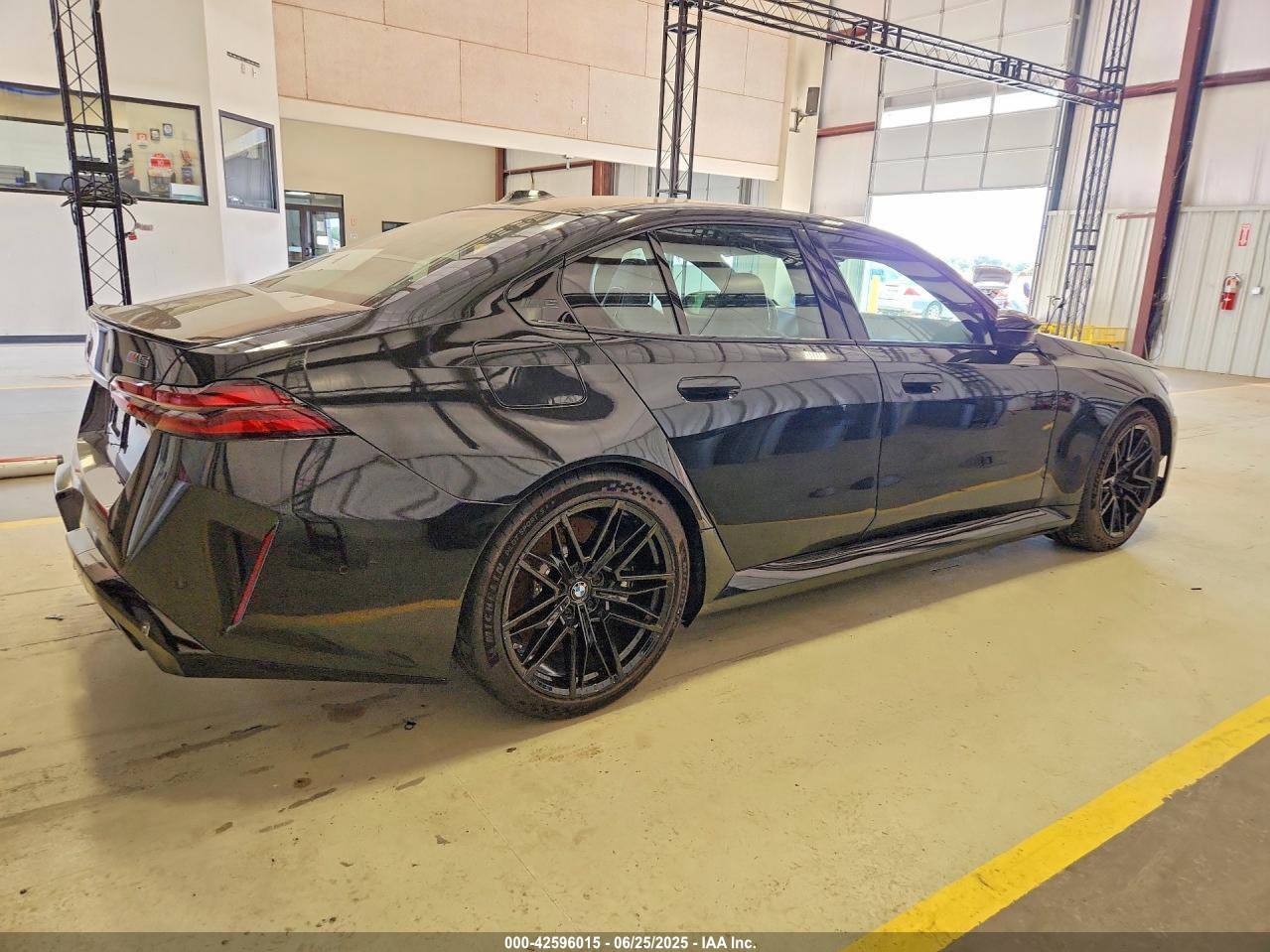 BMW M5 2025 – Low-Mileage IAAI Auction Vehicle | VIN: WBS83FK03SCU77171 — photo 4